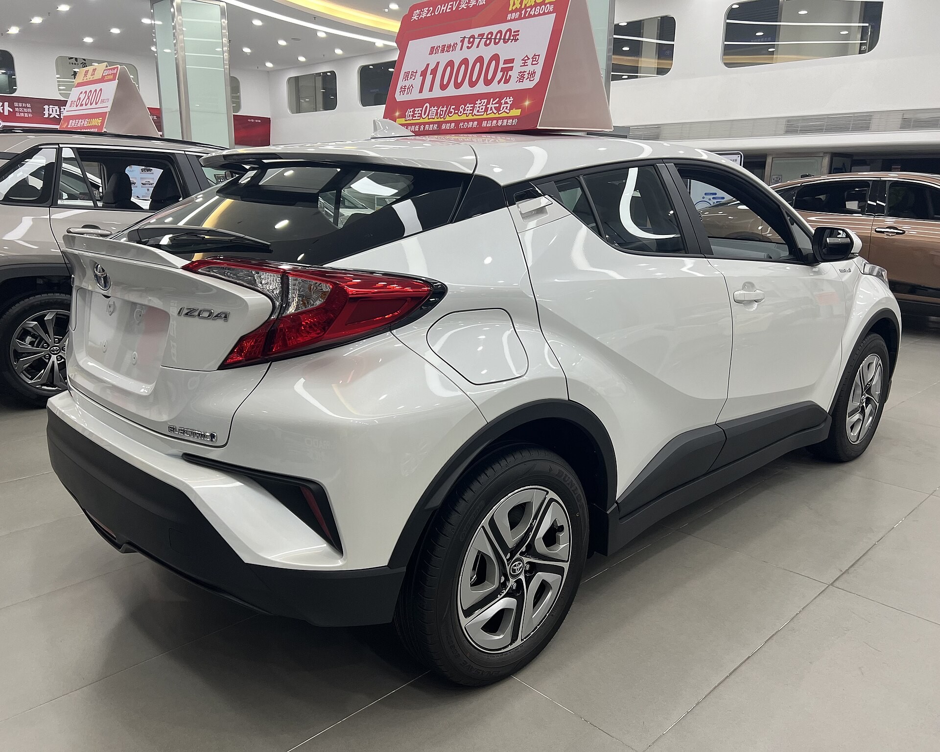 ​Кроссовер Toyota CH-R стал персонажем иммерсивного театра Миллы Йовович