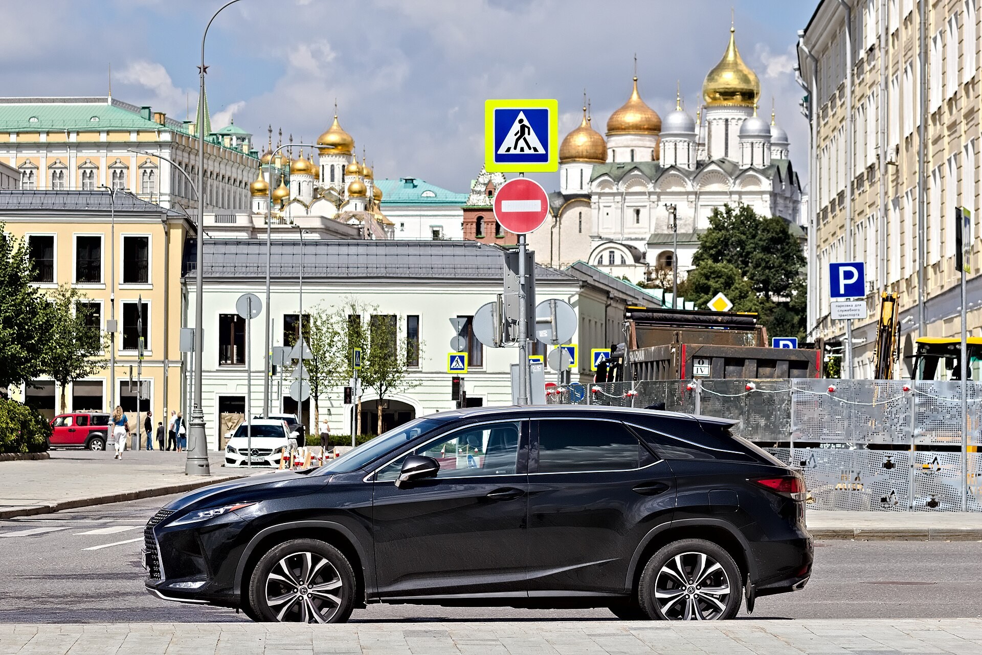 ​Lexus ES 350 измеряет объём багажника не в кубических дециметрах, а в винных бутылках