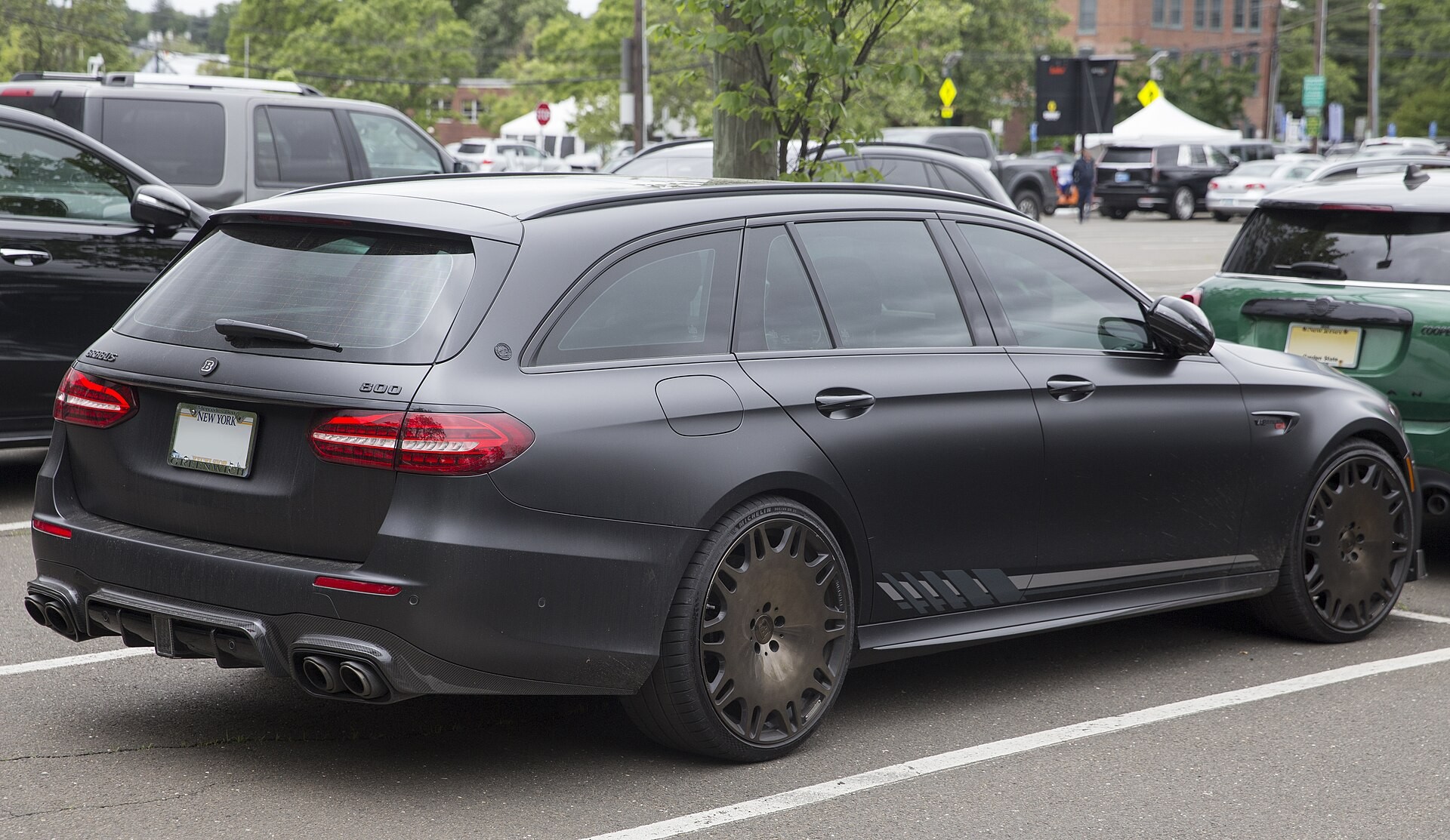 Брутальный Mercedes AMG E63 S Brabus выдает 888 л.с. и «паровозную» тягу 1250 Нм (видео)