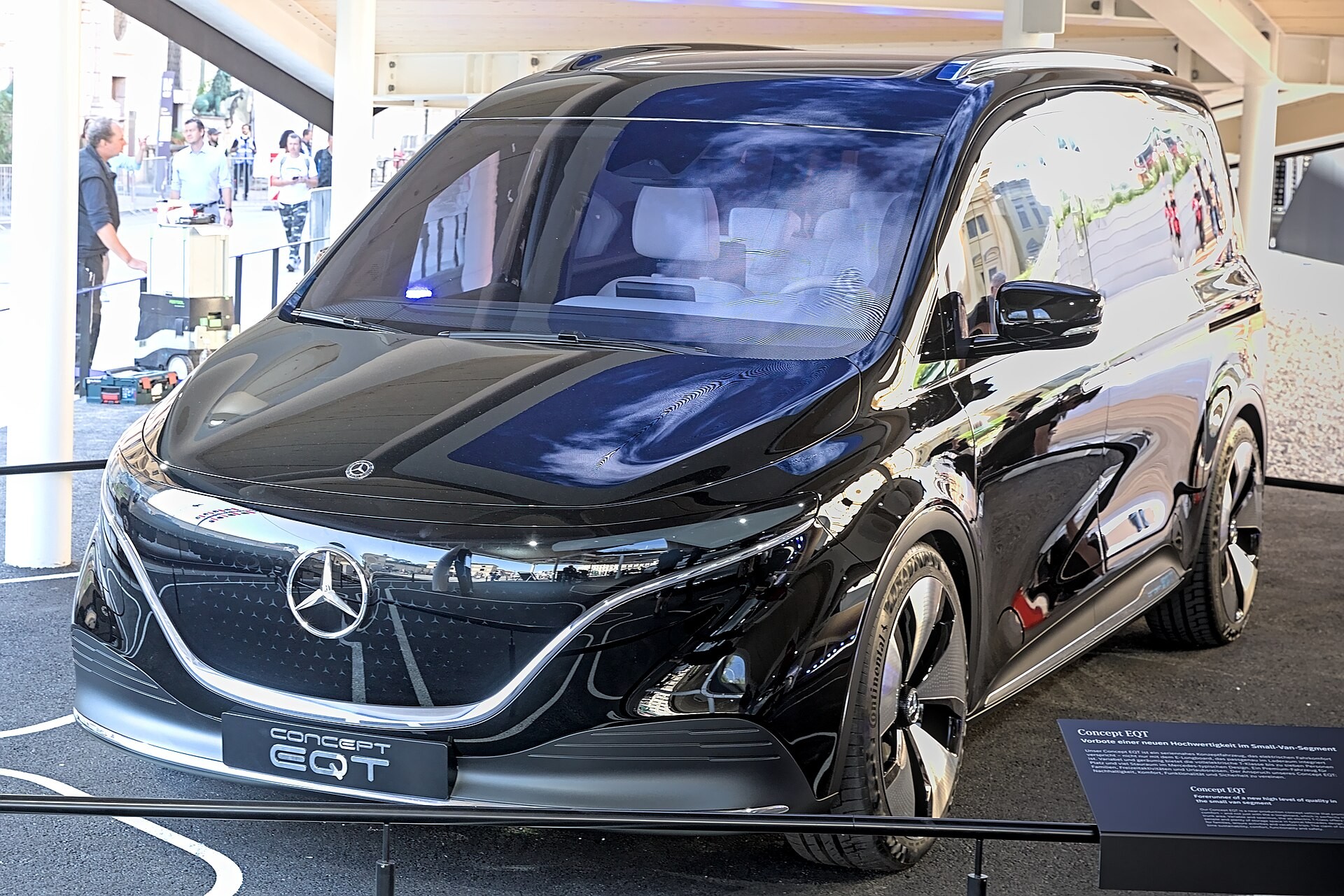 Mercedes обнародовал тизер семейного микровэна Concept EQT, дебют которого назначен на 10 мая