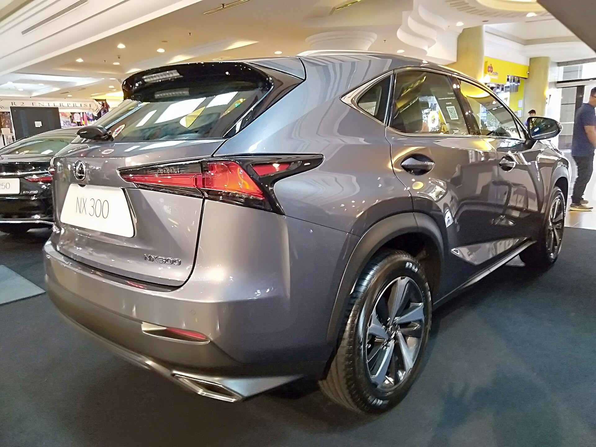 Lexus обнародовал первые фото совершенно нового компактного кроссовера NX